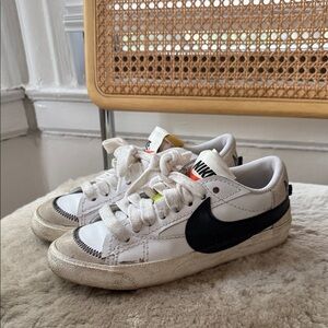 Nike White and Black Sneakers